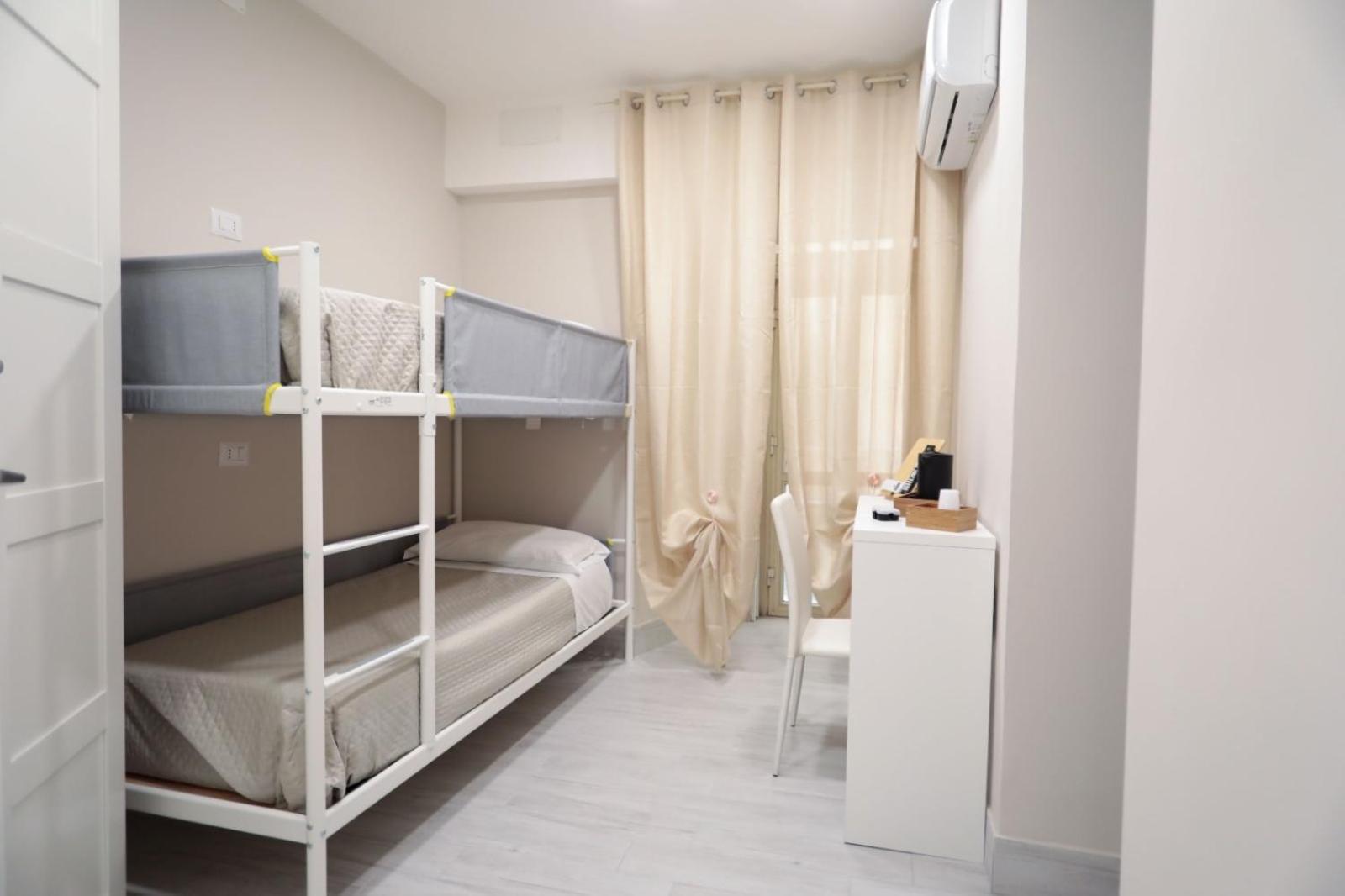 Residenza Esposito Economy Rooms เนเปิลส์ ภายนอก รูปภาพ